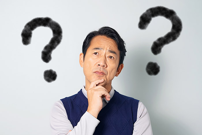 疑問を持つ中年男性
